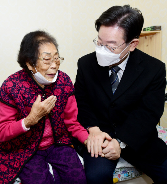 이재명 더불어민주당 대표가 28일 광주 서구에 있는 일제 강제 동원 피해자 양금덕 할머니 자택에서 할머니를 만나 이야기하고 있다. 공동취재=연합뉴스.